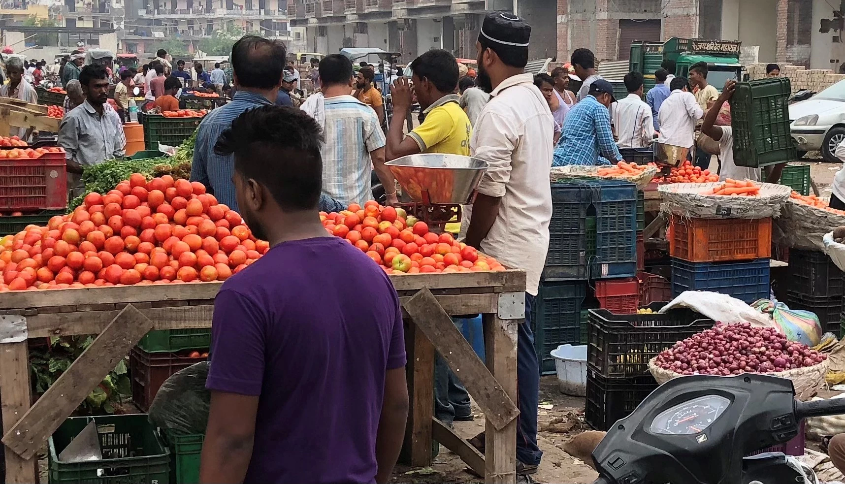 दिल्ली के बाज़ार में सब्ज़ियाँ